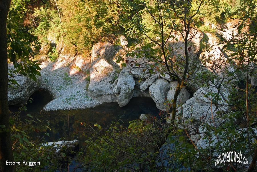 16 - grandi massi nell'alveo del fiume.JPG